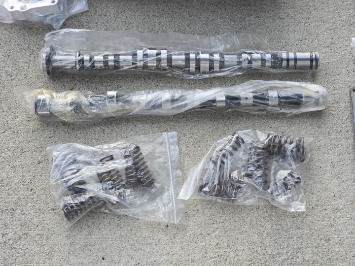 Dos levas custom para Honda Fit con resortes de válvula mejorados colocados debajo.