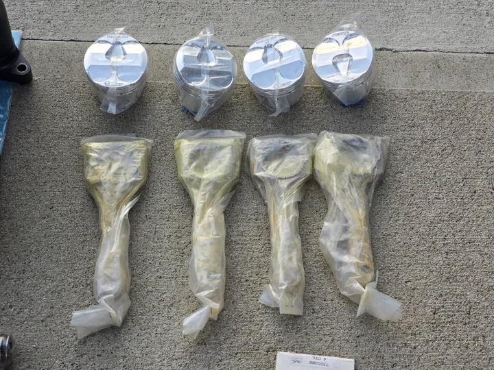 Cuatro pistones forjados de alta compresión y cuatro bielas forjadas custom para el motor del Honda Fit.