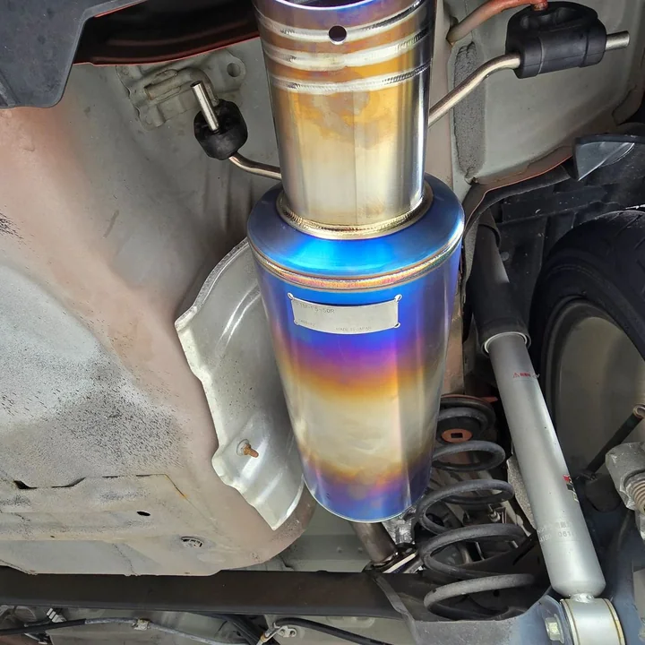 Silenciador trasero J's Racing FX-PRO Titanium 50R instalado debajo del Honda Fit.