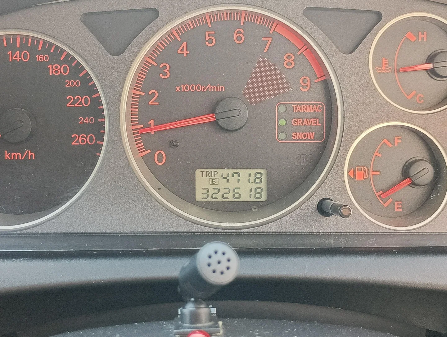 322,618 kmを示すEvoのメーター。